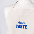 More Taste Schürze in Natur mit blauer Stickerei, Vorderansicht am Mannequin