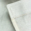Saum und Kante der Natur-Schürze im Detail