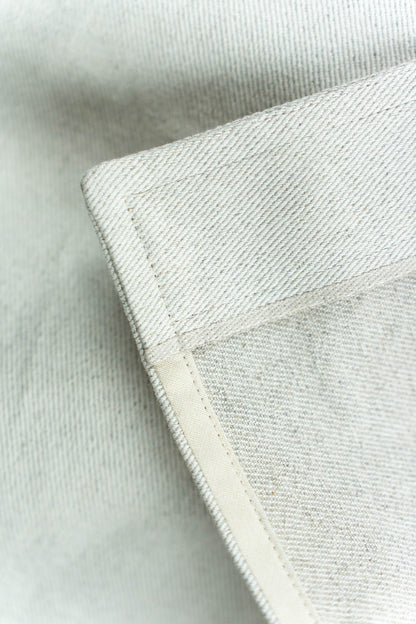 Saum und Kante der Natur-Schürze im Detail
