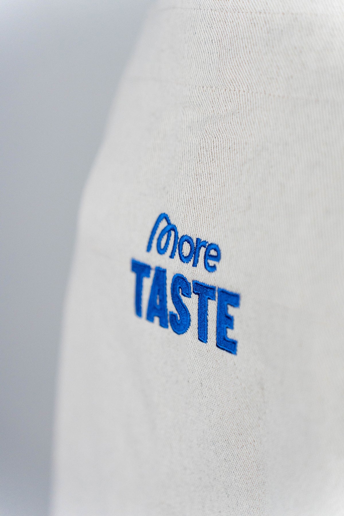 More Taste Schürze in Natur mit blauer More Taste Stickerei auf Hanf-Baumwoll-Canvas