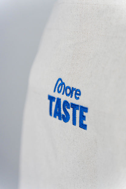 More Taste Schürze in Natur mit blauer More Taste Stickerei auf Hanf-Baumwoll-Canvas