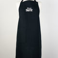More Taste Schürze in Schwarz mit heller Stickerei, Vorderansicht mit aufgesetzter Tasche