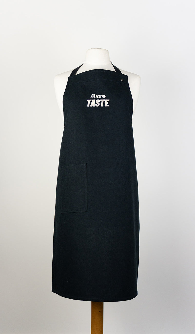 More Taste Schürze in Schwarz mit heller Stickerei, Vorderansicht mit aufgesetzter Tasche
