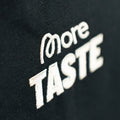 Nahaufnahme der Viskose-Stickerei auf der schwarzen More Taste Schürze