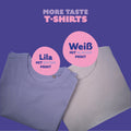 Beide Farben des More Taste Shirts: Lila mit rotem Print und Weiss mit blauem Print