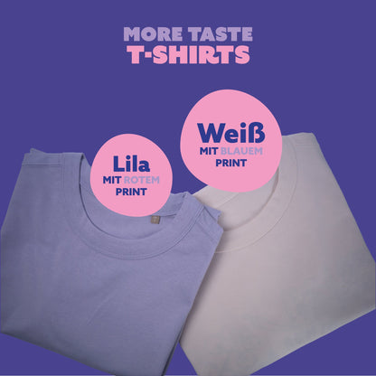 Beide Farben des More Taste Shirts: Lila mit rotem Print und Weiss mit blauem Print