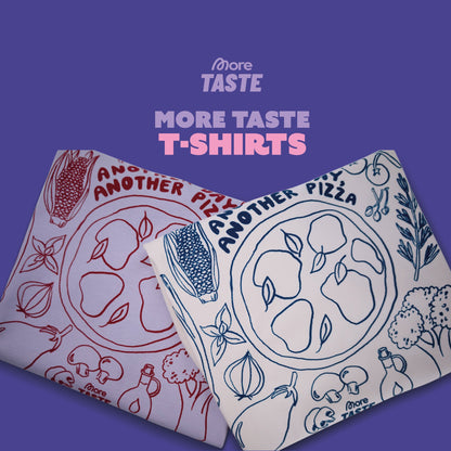 Flatlay beider More Taste Shirts mit dem handgezeichneten Backprint