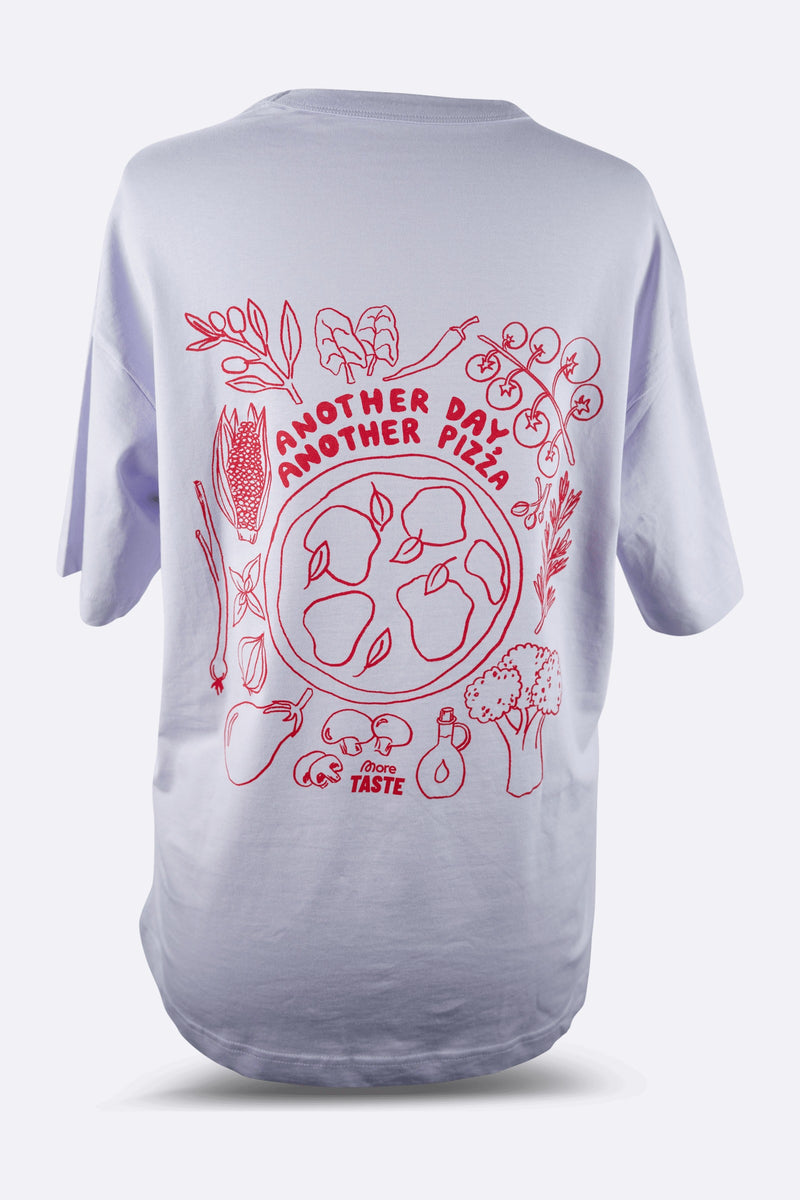 More Taste Shirt in Lilac von hinten mit rotem Backprint Another Day Another Pizza