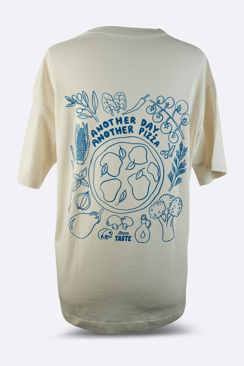 More Taste Shirt in Off-White von hinten mit blauem Backprint Another Day Another Pizza